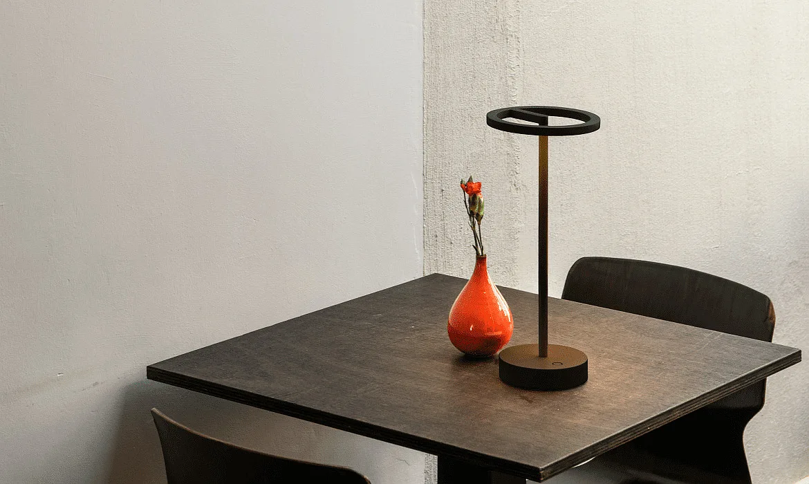 SLV Tafellamp op batterijen VINOLINA ONE met Touch-Dimmer, Ring-Vorm, met Oplaadstation IP54, zwart dimbaar SLV Tafellamp op batterijen VINOLINA ONE met Touch-Dimmer, Ring-Vorm, met Oplaadstation IP54, zwart dimbaar