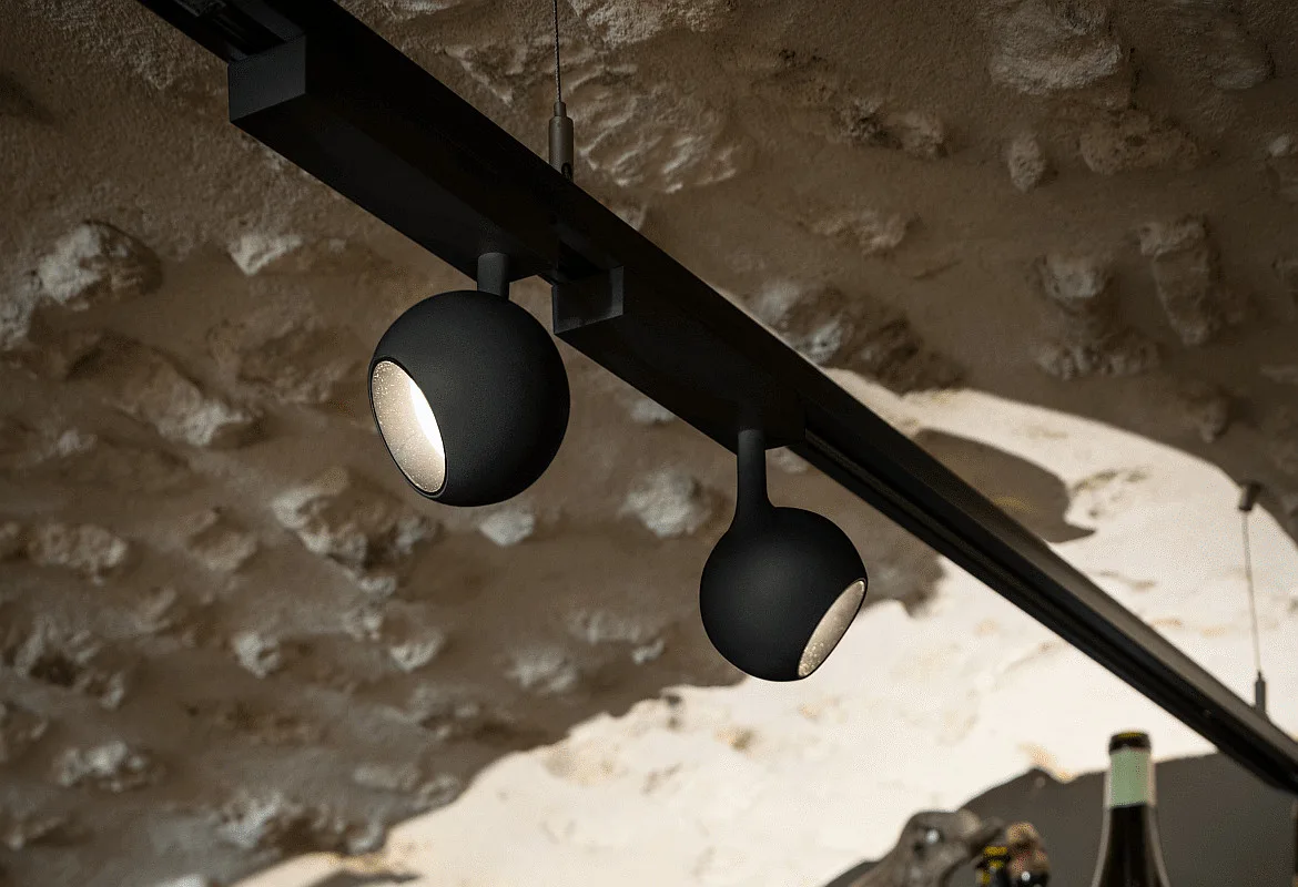 SLV 1-phase spot LIGHT EYE® 2.0 switchable, cardanic swivelling, ball shaped IP20, black matt SLV 1-phase spot LIGHT EYE® 2.0 switchable, cardanic swivelling, ball shaped IP20, black matt