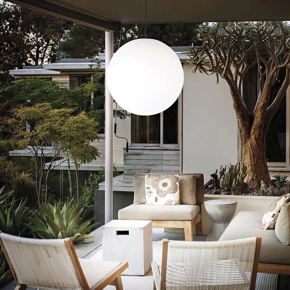 Ideal Lux Pendelarmatuur voor buiten SOLE Ø 30CM baalvormig E27 IP44, opaalwit dimbaar Ideal Lux Pendelarmatuur voor buiten SOLE Ø 30CM baalvormig E27 IP44, opaalwit dimbaar